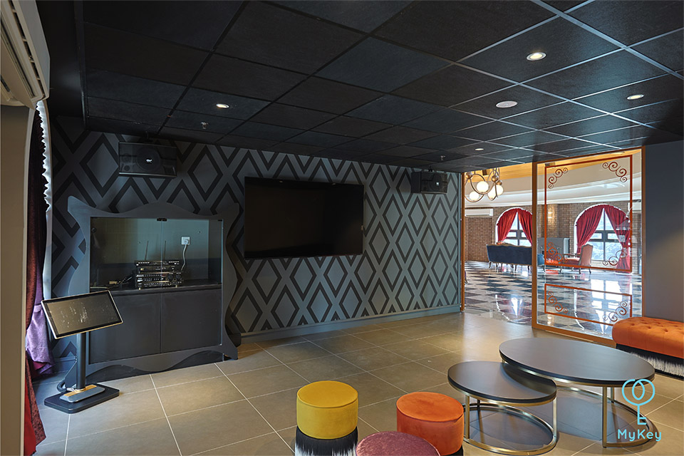 Entertainment Lounge